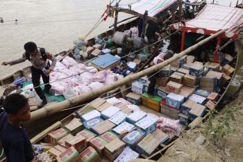 Polres Langkat salurkan bansos terdampak banjir di Paluh Gusta Pematang Cengal