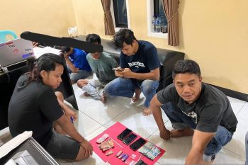 Polisi ciduk tiga pria di Dompu saat pesta sabu
