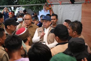 Menteri Nusron salurkan bantuan di Kabupaten Agam