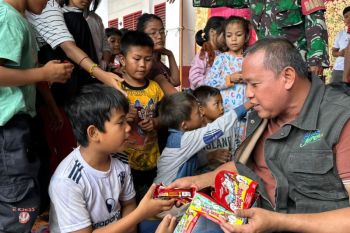 Wali Kota Bekasi serahkan langsung bantuan logistik ke Sumbar
