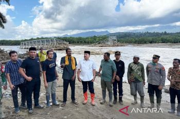 110 KK warga Gunong Kong Nagan Raya terisolasi akibat putusnya jembatan