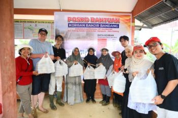Hj Harneli Mahyeldi alihkan konsumsi pesta pernikahan anak untuk korban banjir Padang