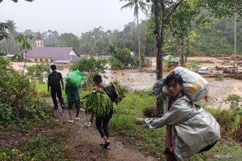 Lokasi terjal menghambat evakuasi warga Hutanabolon yang terisolasi