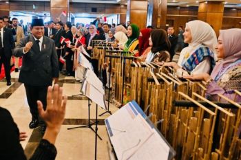 Alunan angklung WNI sambut kedatangan Presiden Prabowo di Islamabad