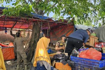 Pemkab Tangerang tertibkan puluhan lapak liar untuk urai kemacetan