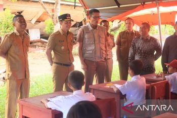 94 siswa SD di Padang Pariaman ikuti ujian semester di tenda darurat BNPB