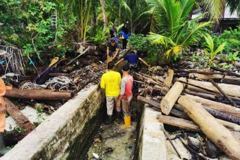 Lanal Ranai bersihkan sampah kayu di aliran air akibat pasang