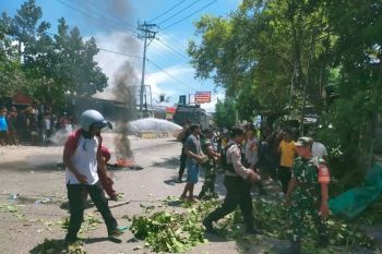 Menjaga damai di jalan yang retak