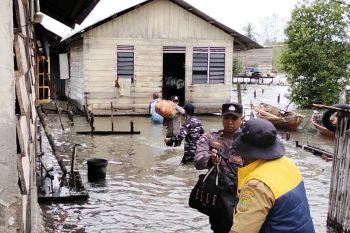 Banjir Rob di Lingga, Polres kerahkan personel bantu warga