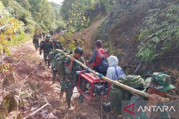 TNI AD buka jalur distribusi logistik ke beberapa desa di Tapteng