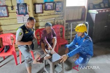 Polisi Bangka Barat cek kesehatan warga terdampak banjir