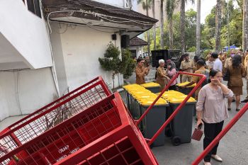 Pemkot Ambon salurkan sejumlah bantuan sosial kepada masyarakat untuk bersihkan lingkungan