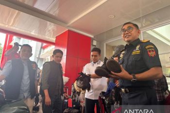 Polda Kepri-Bea Cukai gagalkan penyelundupan 100 koli balpres