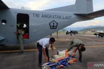 TNI AL Kerahkan Alutsista Udara Untuk Distribusi Logistik di Sumatera