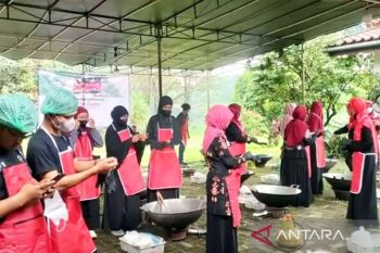 IPB produksi satu ton rendang untuk korban bencana Sumatera