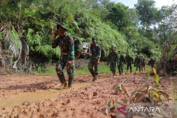 Prajurit TNI berjalan terobos 20 titik longsor antar logistik di Sumut