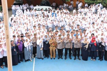 Kapolres Jakbar ingatkan bahaya tawuran bagi pelajar di Kebon Jeruk