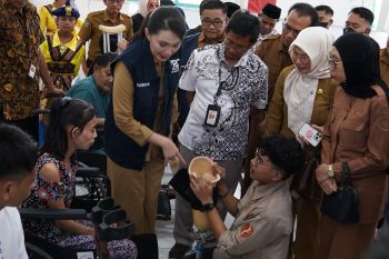 Pemprov Malut serahkan alat bantu bagi disabilitas