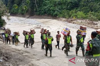 Prajurit TNI berjalan kaki pikul logistik untuk korban bencana di Aceh
