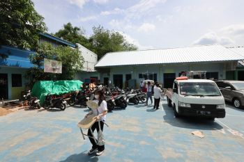 Blue Generation--Happy Hearts beri perangkat belajar plastik daur ulang