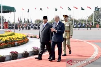 Presiden Prabowo disambut upacara militer saat sambangi PM House di Islamabad,