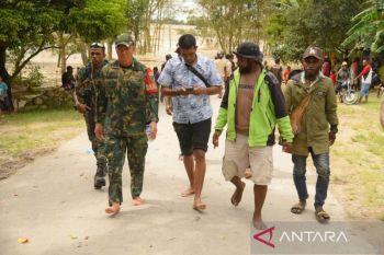 Kodim 1702/Jayawijaya bantu korban banjir di Pobiatma Asotipo