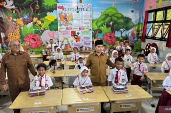 Bupati Mojokerto berikan bantuan kain seragam sekolah