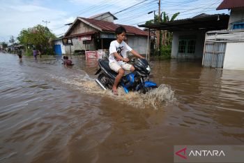Prabowo calls for stronger weather alerts for year-end rainfall