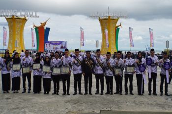 Bupati Kotabaru Pimpin Upacara HUT ke-80 PGRI dan HGN 2025 Tingkat Kalsel