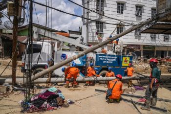 Foto: Perbaikan jaringan listrik pascabanjir bandang di Aceh