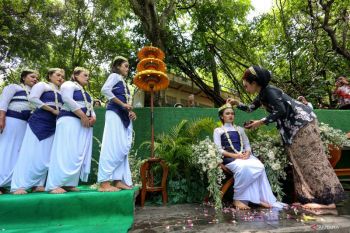 Prosesi ritual Siraman Waranggono di Tuban