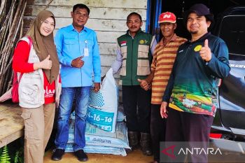 Pemkab Natuna salurkan bantuan pupuk ke 17 kelompok tani di Batubi