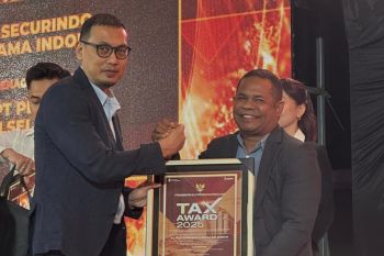 PLN UID Sulselrabar meraih penghargaan Tax Award Pemkot Makassar
