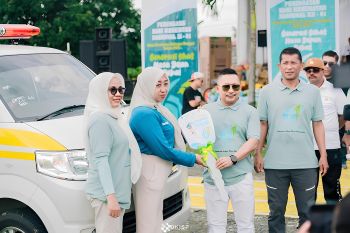 Banggai serahkan ambulans untuk enam puskesmas