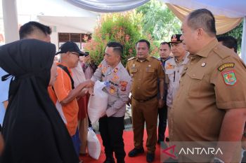 Bupati serahkan bantuan kepada warga terdampak banjir di Asahan