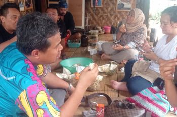 Kawasan adat Suku Badui dipadati pengunjung untuk berburu buah durian