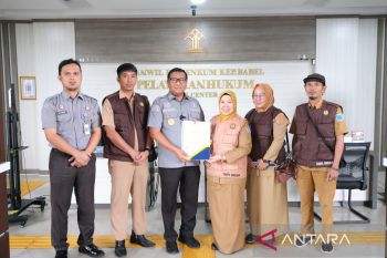 Kanwil Kemenkum Babel serahkan dua sertifikat hak cipta kepada guru SMA Negeri 4 Pangkalpinang