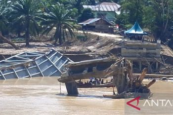 Jembatan putus, warga Aceh Tamiang arungi sungai ke pusat kabupaten