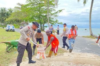 Polres Lingga dan warga gotong royong bangun tanggul cegah abrasi