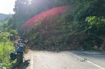 Bukit Papua longsor, Jalan Bypass Banjarbaru-Batulicin tertutup tanah
