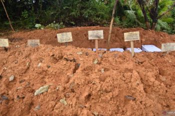 Pemakaman massal 24 korban banjir bandang Sumatera Barat yang belum teridentifikasi