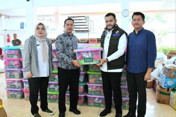 Pemko Padang Terima 300 Paket Sembako dari Tanoto Foundation untuk Korban Bencana