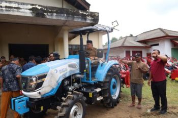 Dorong produktivitas petani, Wabup Lampung Timur serahkan bantuan alsintan