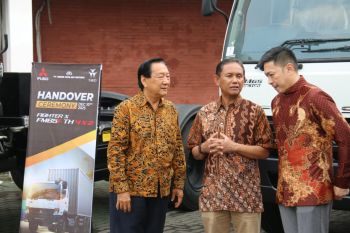 Mitsubishi Fuso serahkan 10 unit tahap pertama ke konsumen di Surabaya