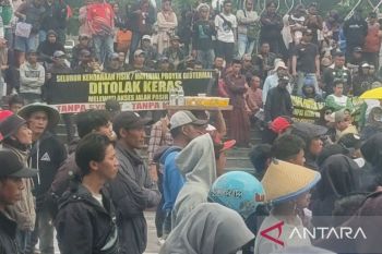 Warga kaki Gunung Gede-Pangrango unjuk rasa di Kantor Bupati Cianjur