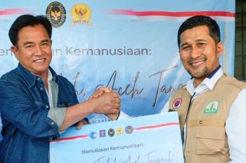 Kemenko Kumham Imipas serahkan bantuan sosial korban bencana Sumatera