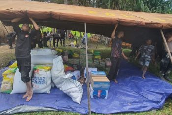 Brimob Polda Papua membangun tenda di Asotipo bantu warga terkena bencana