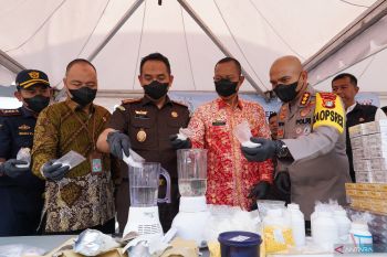 Rokok ilegal rugikan negara miliaran rupiah dimusnahkan