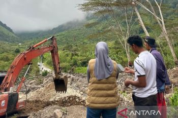 Titik longsor terisolasi di Aceh Tengah mulai diterobos alat berat