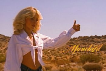 Sabrina Carpenter Terjatuh ke Atas Kaktus saat Syuting "Manchild", Kru Heboh!